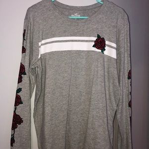 gray long sleeve Hollister shirt